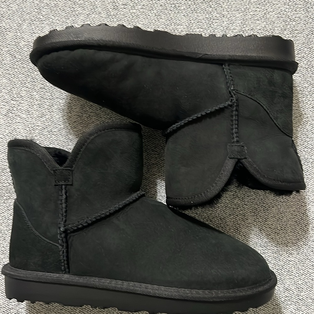 NWOT Kirkland Signature Ladies' Shearling Boot - Picture 3 of 14